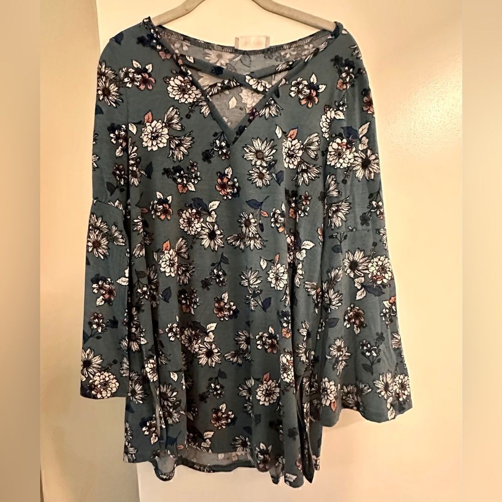 Floral tunic with split sleeves - boutique brand from Seattle